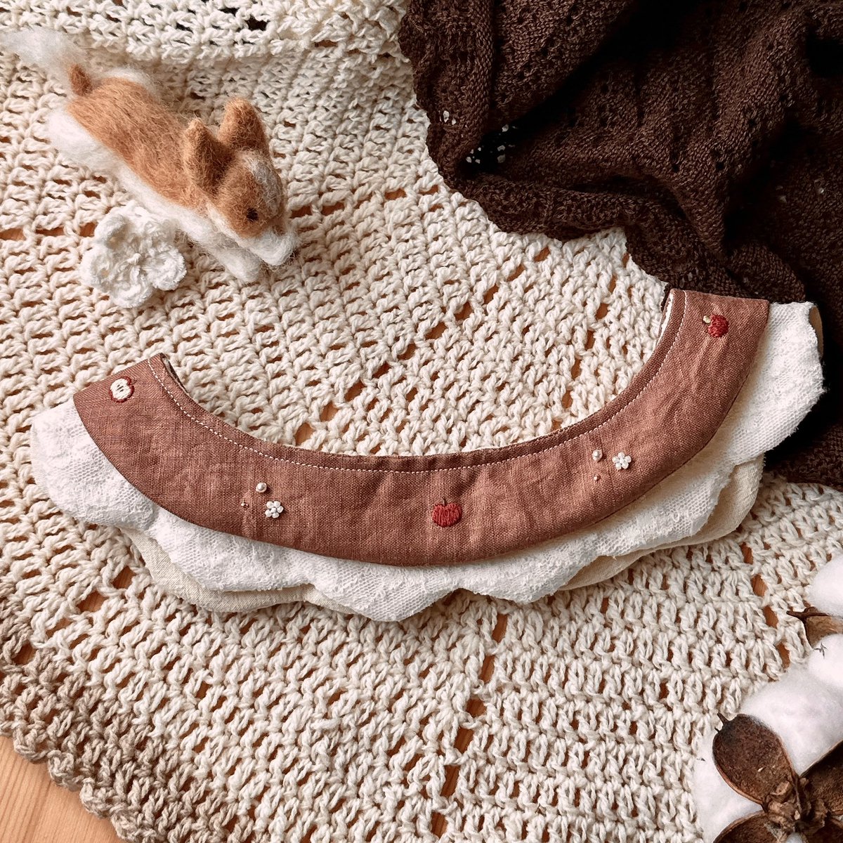 nukumori_animal's tweet photo. 🐕 ͗ ͗オーダー作品🍎
りんごケーキ風つけ襟【～45cmサイズ】
ミックスの女の子ジーニーちゃん♡ 
@ange_s517  さんから見せて頂いたお写真を元にサイズやデザインをお聞きしながら、可愛いつけ襟に仕上がりました！ひとつひとつりんごの刺繍にこだわっております🍎

 #わんちゃんつけ襟
 #刺繍 https://t.co/Msik1zPKLL