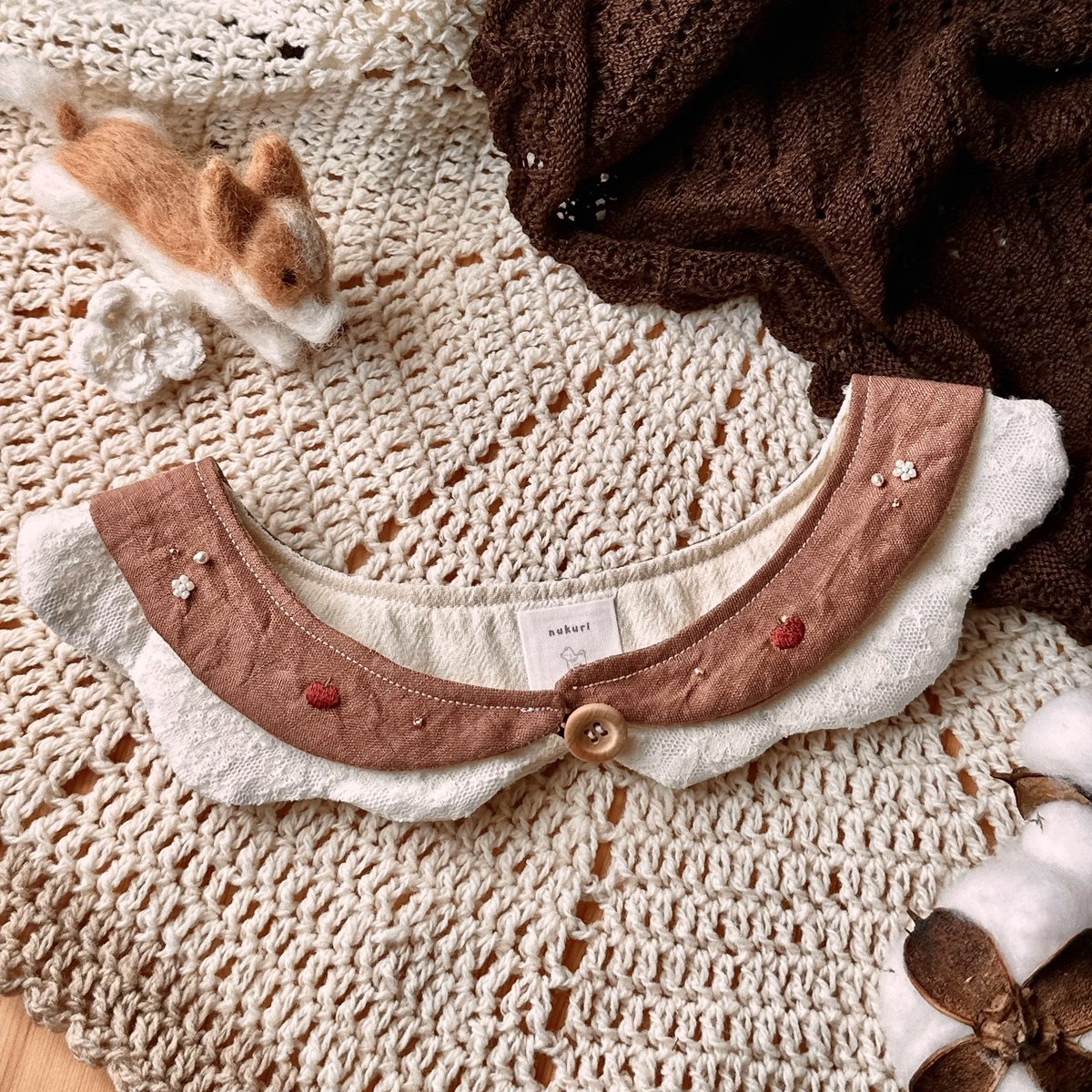 nukumori_animal's tweet photo. 🐕 ͗ ͗オーダー作品🍎
りんごケーキ風つけ襟【～45cmサイズ】
ミックスの女の子ジーニーちゃん♡ 
@ange_s517  さんから見せて頂いたお写真を元にサイズやデザインをお聞きしながら、可愛いつけ襟に仕上がりました！ひとつひとつりんごの刺繍にこだわっております🍎

 #わんちゃんつけ襟
 #刺繍 https://t.co/Msik1zPKLL