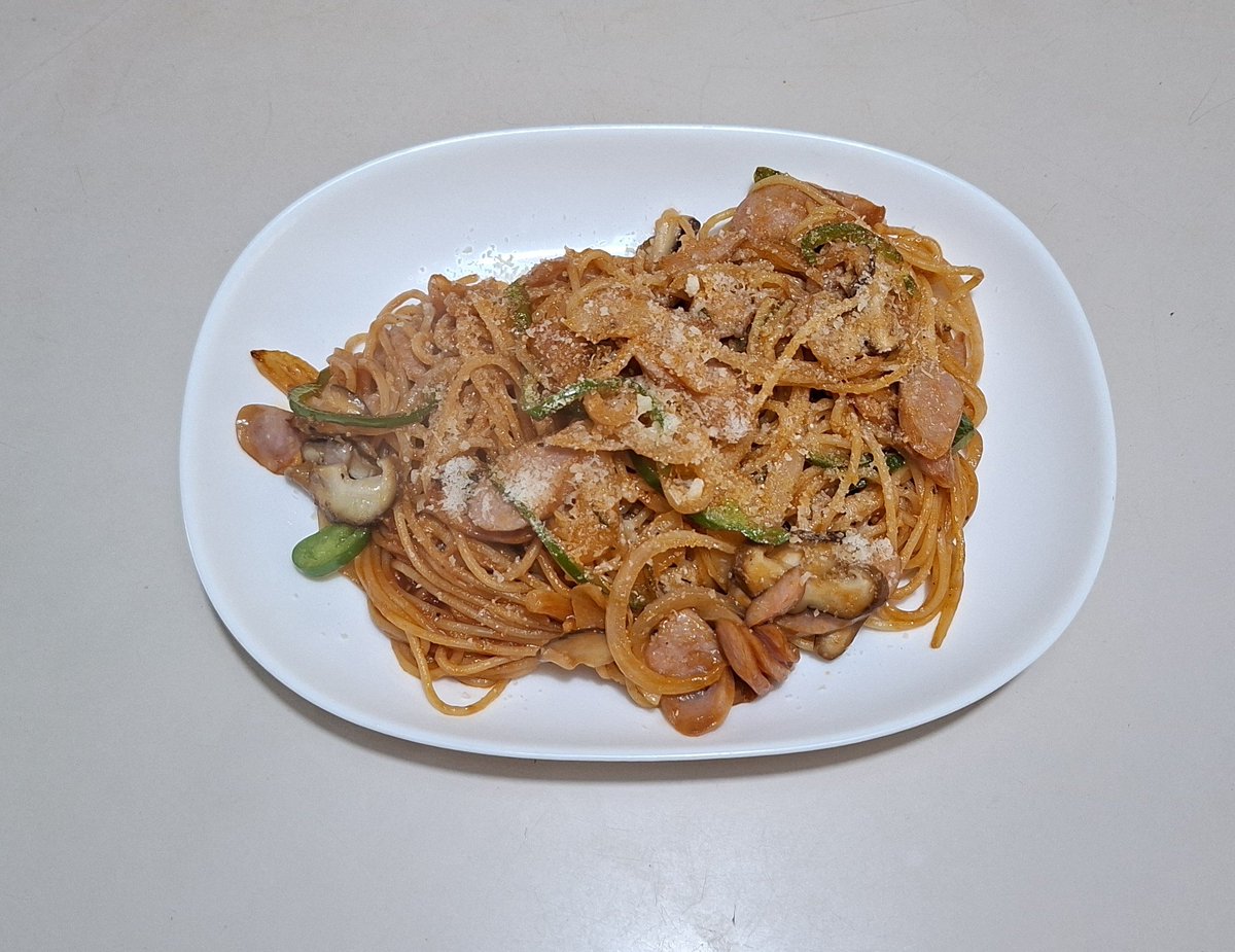 momosnow's tweet photo. ランチにナポリタン食べたくなって作ってみた。
美味しかったよー。
隠し味はニンニクとバターと牛乳少々。 https://t.co/NfJQrTjG7g
