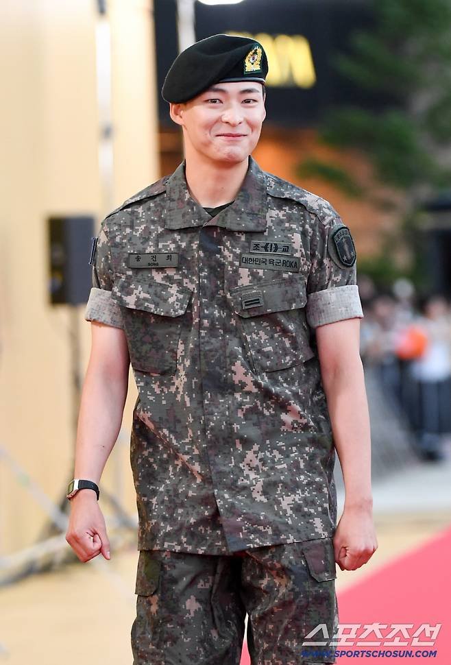 forevermoreim's tweet photo. 하 군복 송건희다아 😻😻😻 청룡 레드카펫 미칫네 진짜 https://t.co/1BDNwiOlE0
