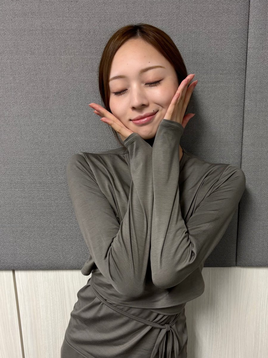 teamume2026's tweet photo. 🖤✨

このあと20:00より、
モバイルファンクラブにて生配信を行います。💫

ぜひご一緒にお楽しみください。🥀👠
https://t.co/ZgaxYEPXsd

#梅澤美波 ✨ https://t.co/umR0aMGyWY