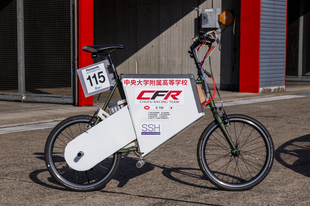 ChufuRacingTeam's tweet photo. KV-40「CF-R6」&amp; KV-Moto「CFM-R7」

レース後にピット前で並べて撮影しました．こういう撮影会をできるだけの時間的余裕があったのもチームが成長した証だったと思います． https://t.co/4KoVVRz3cv