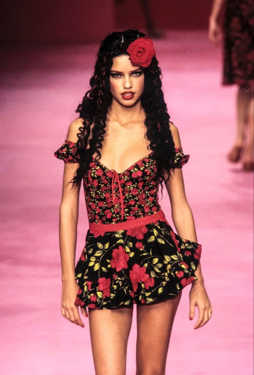 fashionitgirl's tweet photo. adriana lima for betsey johnson ss99

thanks to jennie and sam, I’m exploring betsey johnson archives https://t.co/QPVy5lqShm