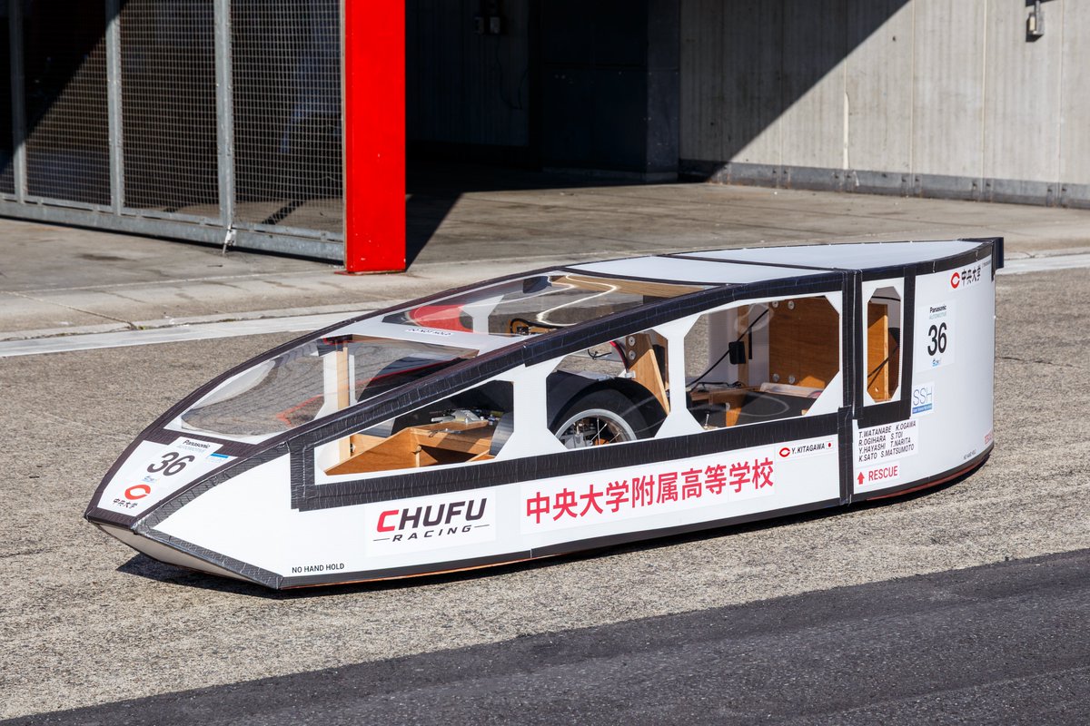 ChufuRacingTeam's tweet photo. KV-40「CF-R6」&amp; KV-Moto「CFM-R7」

レース後にピット前で並べて撮影しました．こういう撮影会をできるだけの時間的余裕があったのもチームが成長した証だったと思います． https://t.co/4KoVVRz3cv