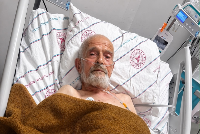 sevincozarslan's tweet photo. İki yıl cezaevinde tutulan ağır hasta mahpus Abdülalim Kaya (83), 20 Temmuz'da Siirt'te tedavi gördüğü hastanede vefat etti. 

Yüzde 93 engelli raporu olmasına rağmen Kaya'yı 23 ay hapiste tuttular.

Tekerlekli sandalyeyle hastaneden hastaneye götürdüler. Böbrekleri iflas etmişti. Kulağı duymuyordu. Prostatı, kalp rahatsızlığı vardı… Son yılları nefroloji, nöroloji, üroloji ve kardiyoloji servislerinde geçti.

Bir görüş gününde evlatlarına (10 çocuğu vardı) defalarca aynı cümleyi söyledi:

“Ben burada öleceğim. Artık dayanamıyorum. Yapamıyorum. Geceleri uyuyamıyorum.”

Yok…

Bırakmadılar.

28 Şubat 2025’te denetimli serbestlikle tahliye edildi. Sadece 17 ay özgür yaşayabildi ve gitti.

Elinize ne geçti?

Bu kadar hasta ve bu kadar yaşlı bir insanı aylarca cezaevinde tutunca ne değişti? Adaleti mi sağlamış oldunuz?

“İnsanı yaşat ki devlet yaşasın” diye süslü cümleler kurmayı çok iyi biliyorsunuz. Ama iş uygulamaya gelince aynı hassasiyeti göremiyoruz.

Hasta mahpuslar bir an önce tahliye edilmeli. Özellikle yaşlı ve ağır hasta olanlar…

70’inde, 80’inde bir insan artık ömrünün son dönemini yaşıyor olabilir. Bırakın aileleri baksın. Son nefeslerini evlerinde, sevdiklerinin yanında versinler.

Abdülalim Kaya gibi ağır hasta olan Tekirdağ’da tutuklu Abdullah Tırpan (73) tahliye edilmiyor. 71 yaşındaki Mehmet Şirin Çelik ise iki kez yoğun bakıma kaldırılmasına rağmen hâlâ cezaevinde tutuluyor.

İnsanlara “evinde ölmeyi” bile çok gören bir adalet sistemi var.

https://t.co/n9InkV5EQ5