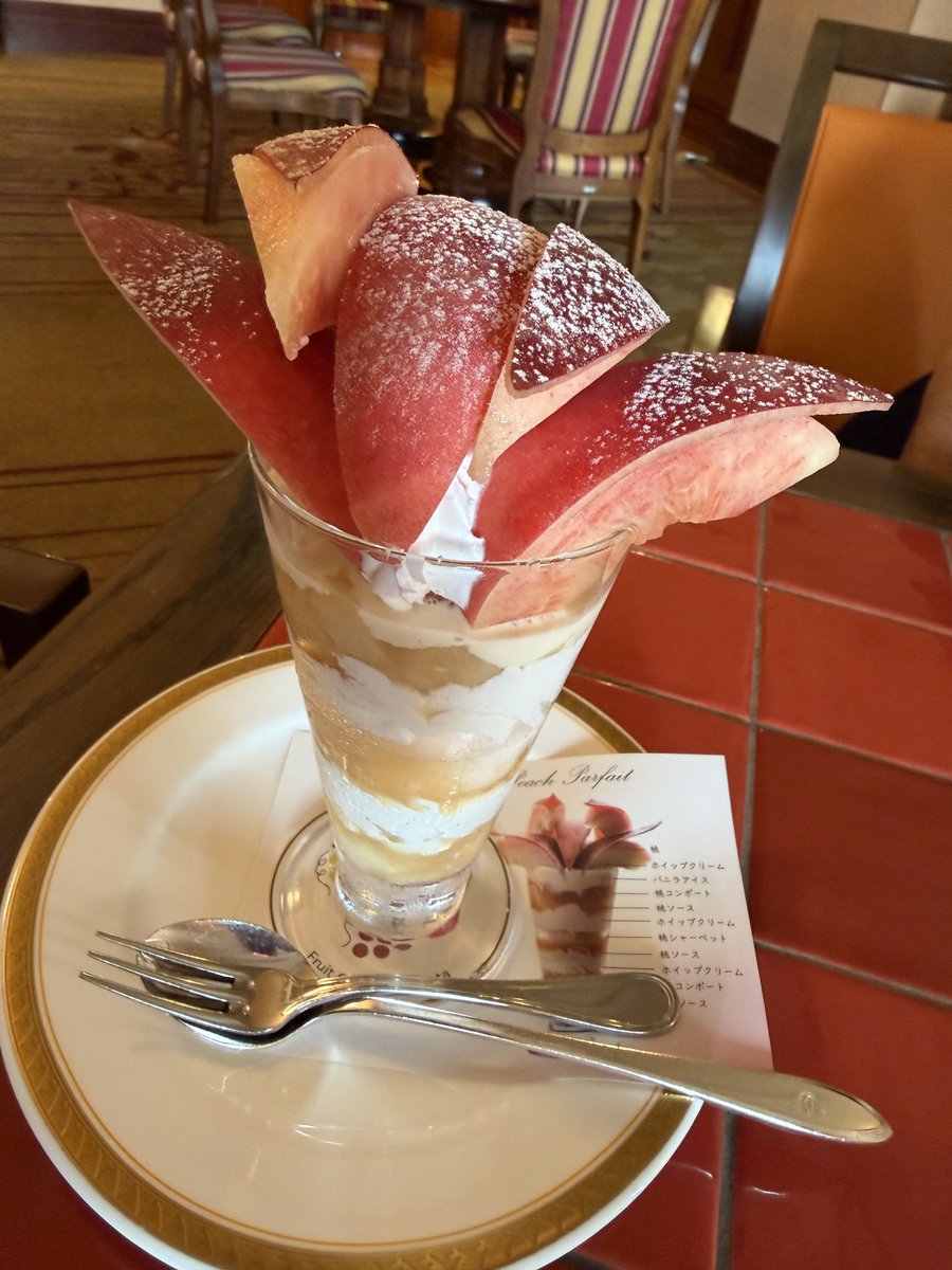 chocolatejky's tweet photo. 桃パフェ🍑キメてきた💖
#桃パフェ #パフェ2026 #桃 #もも #フルーツパーク富士屋ホテル #ベラヴィスタ #山梨 #笛吹市 #平日万歳 #しあわせ https://t.co/4GkFPLtZen