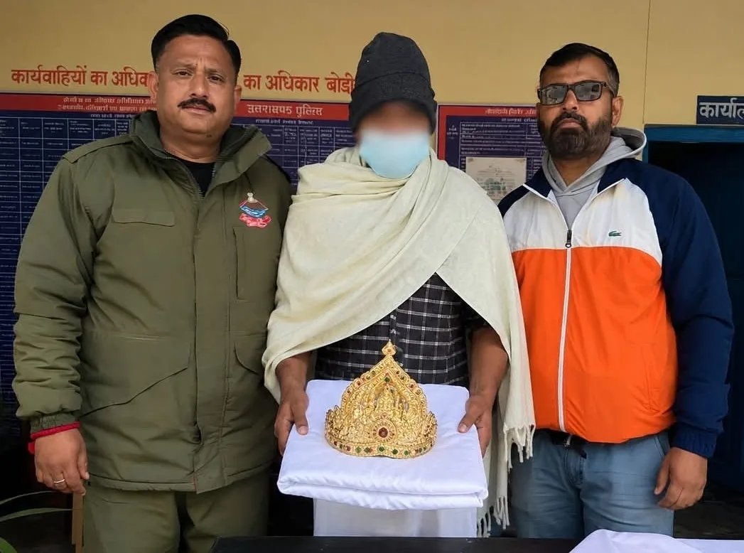 AmbedkarCircle_'s tweet photo. भगवान के घर में ही डाका! 🚨

बद्रीनाथ धाम तीर्थ से देवी-देवताओं के लाखों के सोने के मुकुट चुराने वाला कोई बाहरी चोर नहीं, बल्कि भजन-कीर्तन करने वाला 'पुजारी' राघवराम पाठक निकला। 

जब रखवाले ही चोर बन जाएं तो घर की सुरक्षा कौन करेगा? https://t.co/FOBCNjVn60
