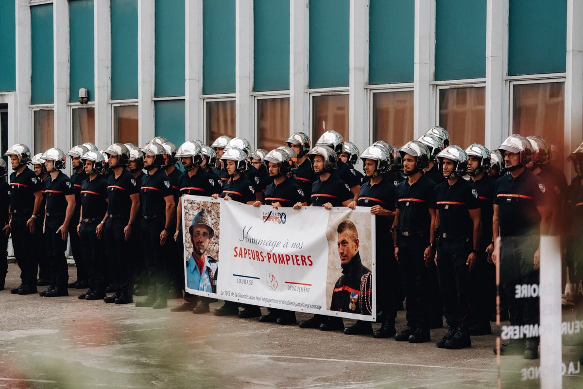 PrefAquitaine33's tweet photo. ⚫️Vive émotion ce matin dans toutes les casernes de la #Gironde, lors de l'hommage rendu aux deux sapeurs-pompiers décédés en intervention le 21 juillet sur l'incendie de Mérignac.

Sophie Brocas, préfète de la Gironde, salue leur courage et leur engagement, qu'elle n'oubliera jamais. Toutes ses pensées vont à leurs familles, à leurs proches et à leurs collègues du SDIS 33.

#Hommage 🇫🇷
