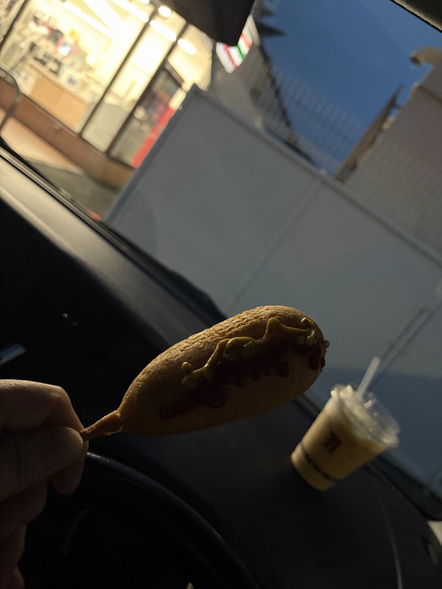 smiledent1919's tweet photo. セブンイレブン

セブンミルクティー

ついでにアメリカンドッグ
気のせいか？
アメリカンドッグが短くなった？
気のせいなのか？
短くなったのかわからん
まっ、良いかぁ〜！
写真が暗くてアメリカンドッグだかウンコだかわからない写真になった
まっ、良いかぁ〜！ https://t.co/cMtCAeeYUy