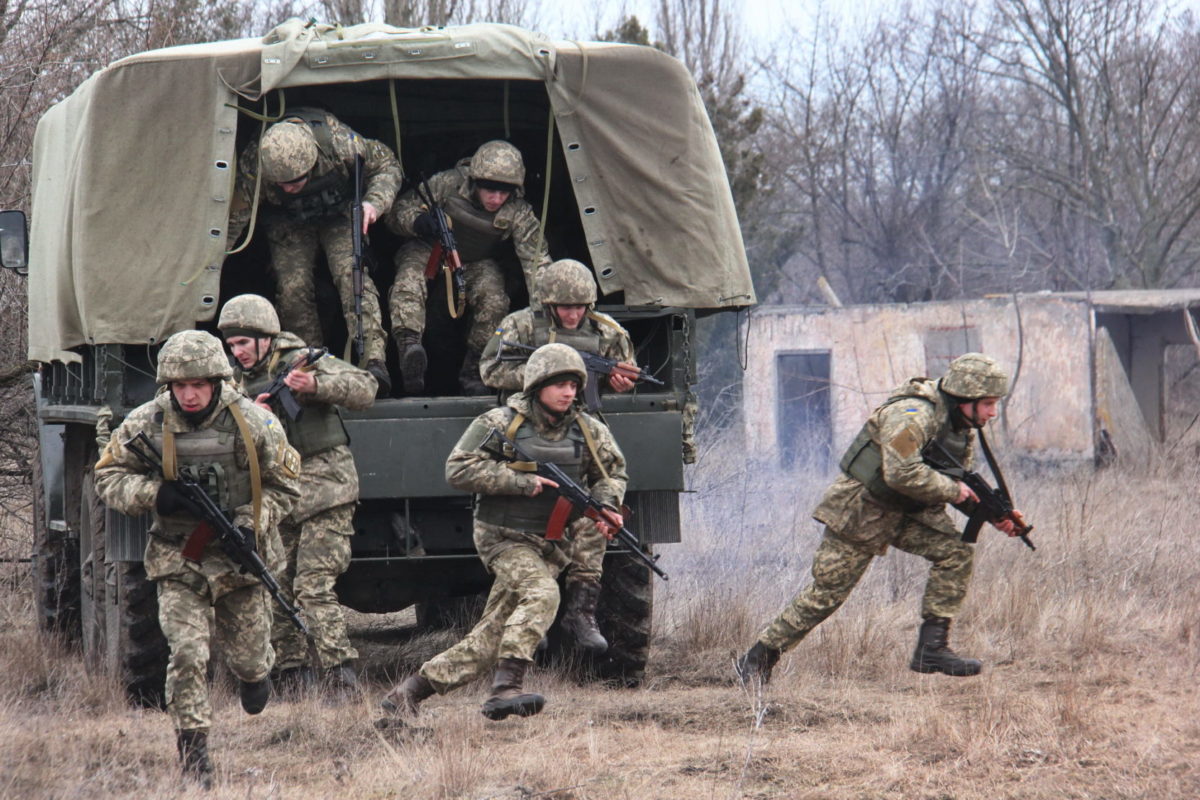 InfoResist's tweet photo. Драпатий наказав призупинити набір бійців до штурмових полків

У “Скелі” підтвердили паузу в поповненні й пов’язали її з перевіркою комплектування частин та справедливості розподілу людей у ЗСУ. За даними УП, це перша така реакція вищого командування після розслідувань про порушення у штурмових підрозділах https://t.co/Ekm76VlUbq