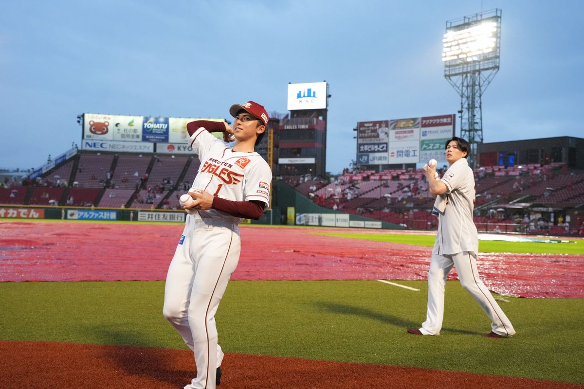 Rakuten__Eagles's tweet photo. 試合中止決定後、来てくださったファンの皆さんへ選手からサインボールの投げ込みが行われました⚾️💫

#YG安田 #宗山塁 #中島大輔 
#カーソン・マッカスカー
#RakutenEagles
#強鷲革新 https://t.co/Ao6CnRwQfL