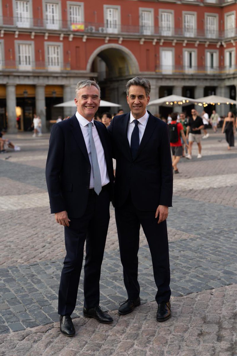 AlexWEllis's tweet photo. Junto a @Ed_Miliband 🇬🇧 en su 1ª visita oficial a 🇪🇸 en su 2ª semana en el @FCDOGovUK en la que se reunió con @jmalbares @MAECgob 
Reforzamos nuestra alianza estratégica en acción climática, transición energética limpia, seguridad, igualdad de género y crecimiento 🇬🇧🤝🇪🇸 https://t.co/15q9wzI4HJ