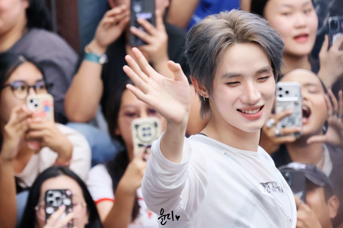 Y00Ndi030611's tweet photo. Superstar 🥹
#hongshihoshi 
#LYKN 
#งานมหกรรมนิยายนานาชาติ2026xgmmtv https://t.co/UJamjB50DE