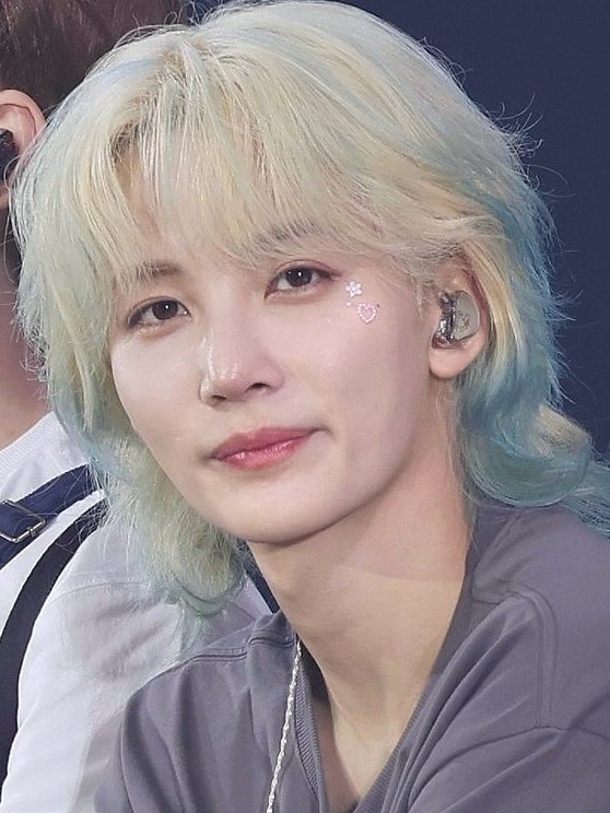 jeonghannisms's tweet photo. jeonghan added the sprinkles to his carat cake as a way to represent his yooncore encore gems on his face,,, https://t.co/gFtmvKD805