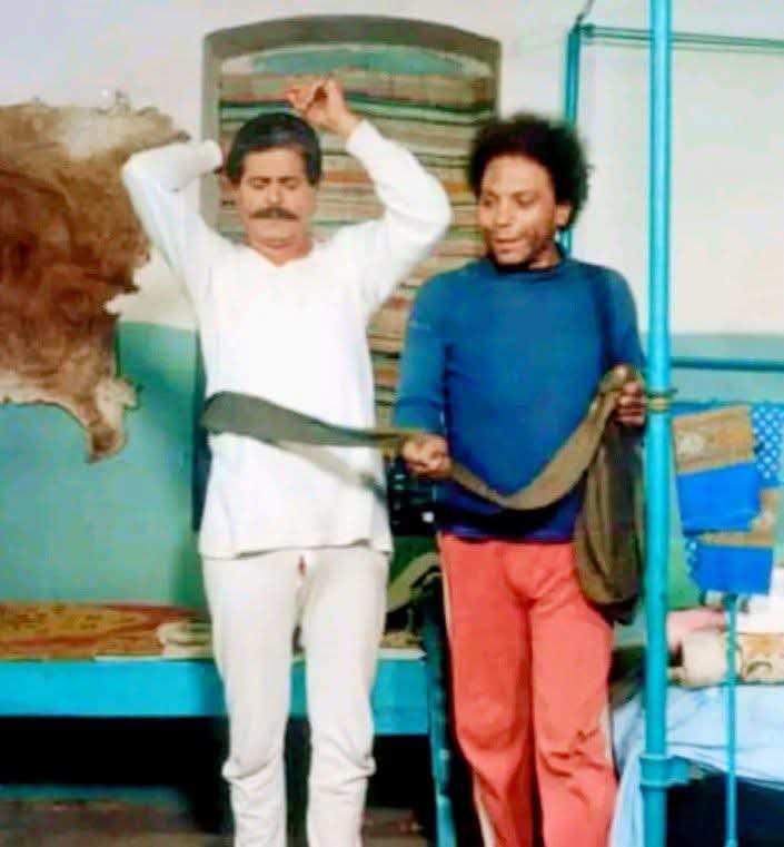 DodoFadel6's tweet photo. عالم عايشه بالأونطه الراجل مخوخ من جوه و راعب بلد بحالها 
_فيلم  الهلفوت 1985 https://t.co/PQ3t7ow6nK