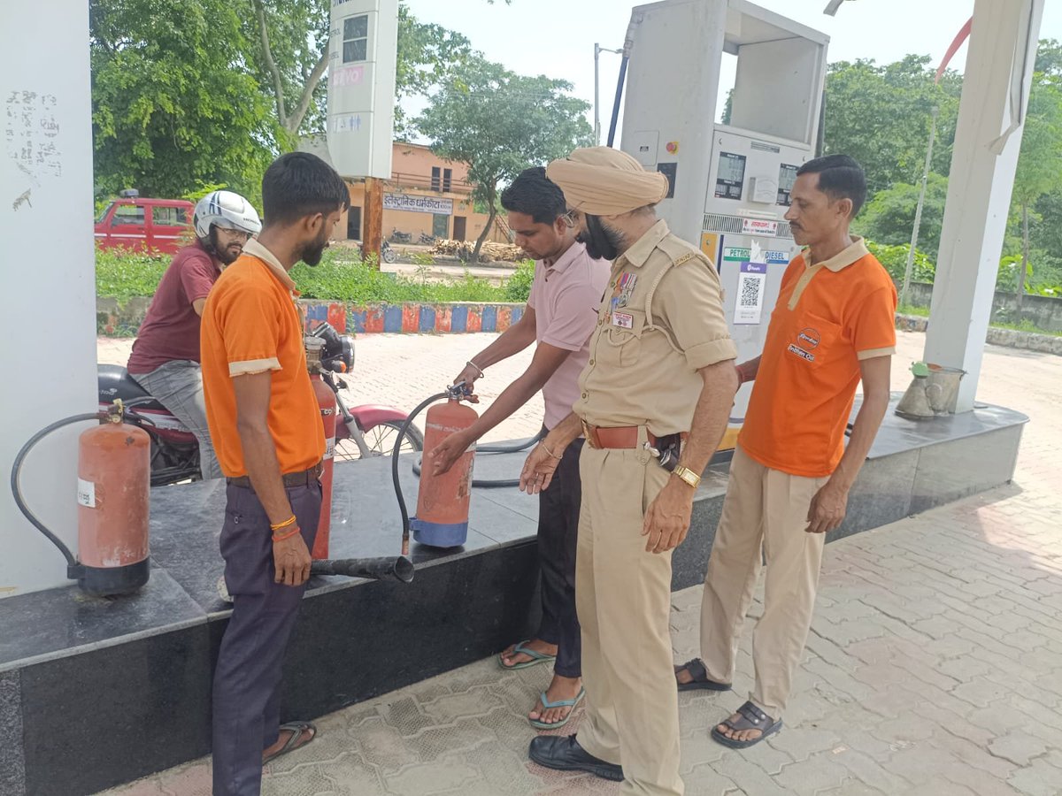 rampurfire's tweet photo. दिनांक 30.04.26 को श्रीमान सीएफओ महोदय रामपुर के आदेशानुसार जनपद में संचालित पेट्रोल पम्प/स्कूल/हॉस्पिटल आदि में प्रचार प्रसार करते हुए आग से बचाव संबंधी दिशा निर्देश दिए गए व अग्निशमन यंत्रों को चलाने हेतु प्रशिक्षण प्रदान किया गया। @fireserviceup https://t.co/rfYrzBYGUi