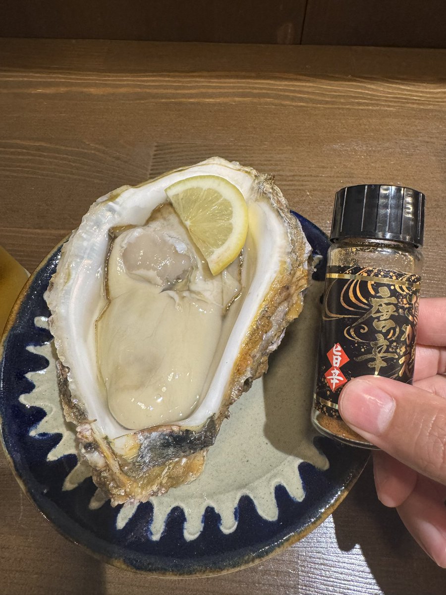 ore_marion's tweet photo. 激でかい岩牡蠣を食べた！
体力が500ポイントあがった！ https://t.co/SN2ecLx7Oz