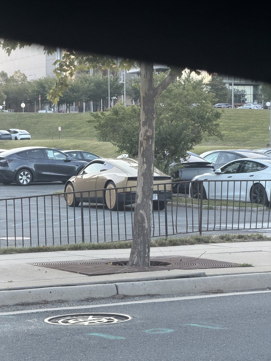 HODL4Diamonds's tweet photo. Cybercab near Tyson’s corner in Virginia. @Investanswers @robotaxi @CernBasher @TeslaBoomerMama https://t.co/h1pWcrVXYy