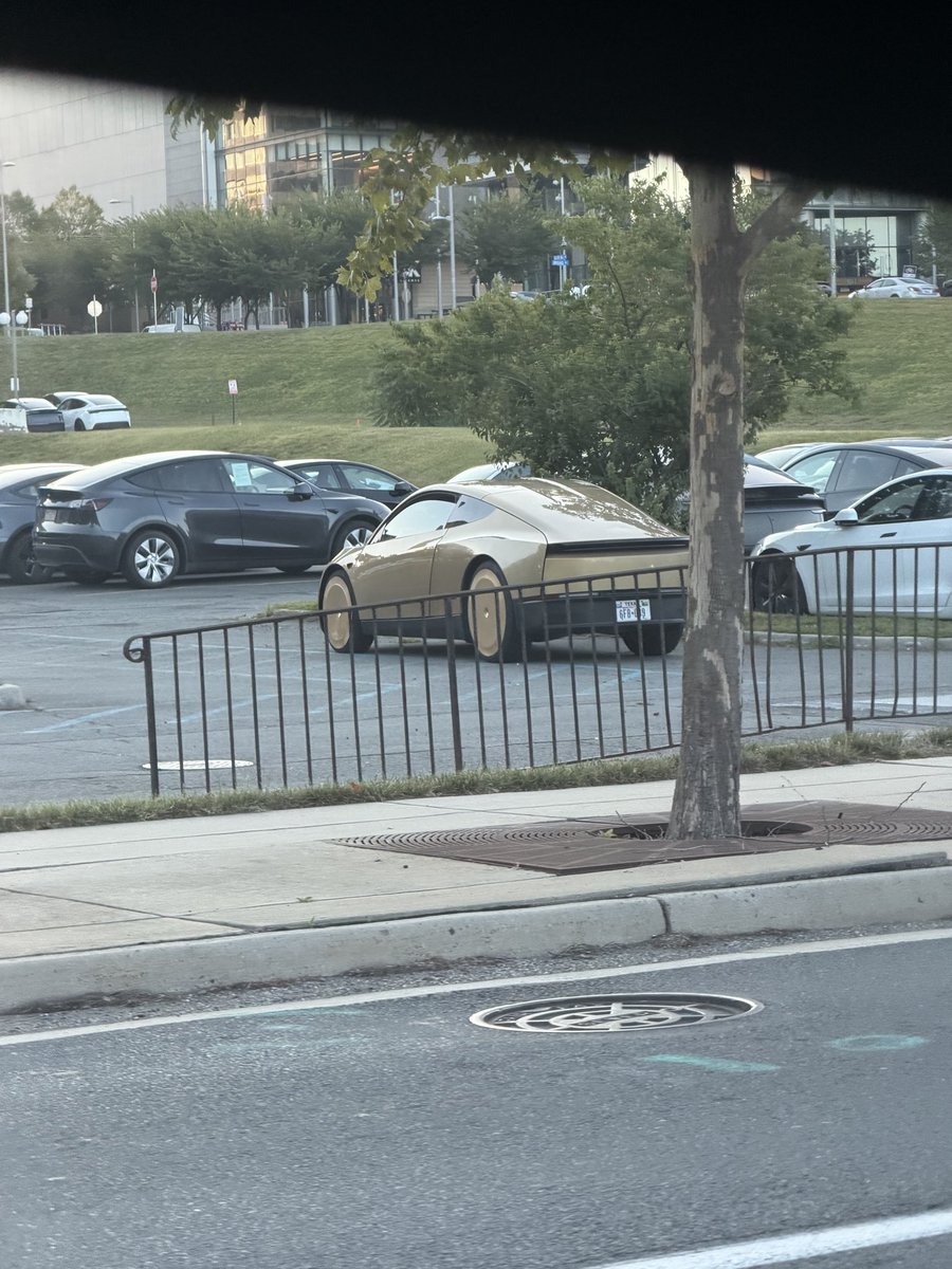 HODL4Diamonds's tweet photo. Cybercab near Tyson’s corner in Virginia. @Investanswers @robotaxi @CernBasher @TeslaBoomerMama https://t.co/h1pWcrVXYy