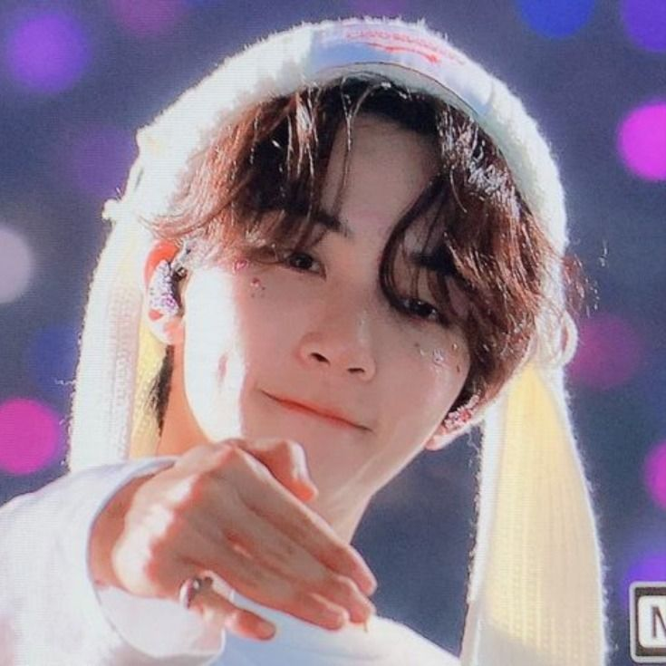 jeonghannisms's tweet photo. jeonghan added the sprinkles to his carat cake as a way to represent his yooncore encore gems on his face,,, https://t.co/gFtmvKD805