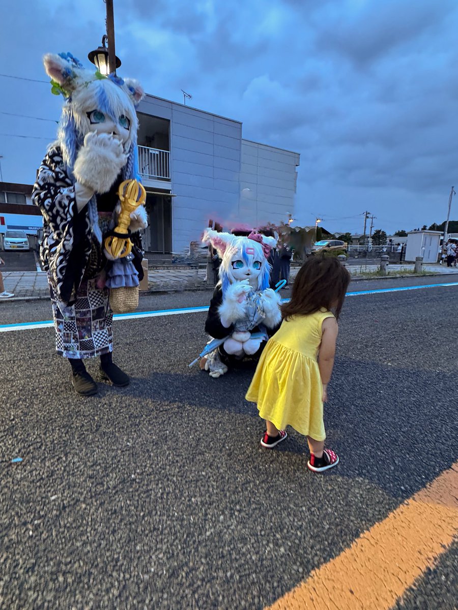 Char250t's tweet photo. 真岡のお祭り3日目
うつのみーにゃとご挨拶の我が子
#うつみーにゃ https://t.co/9K6ekslJSN