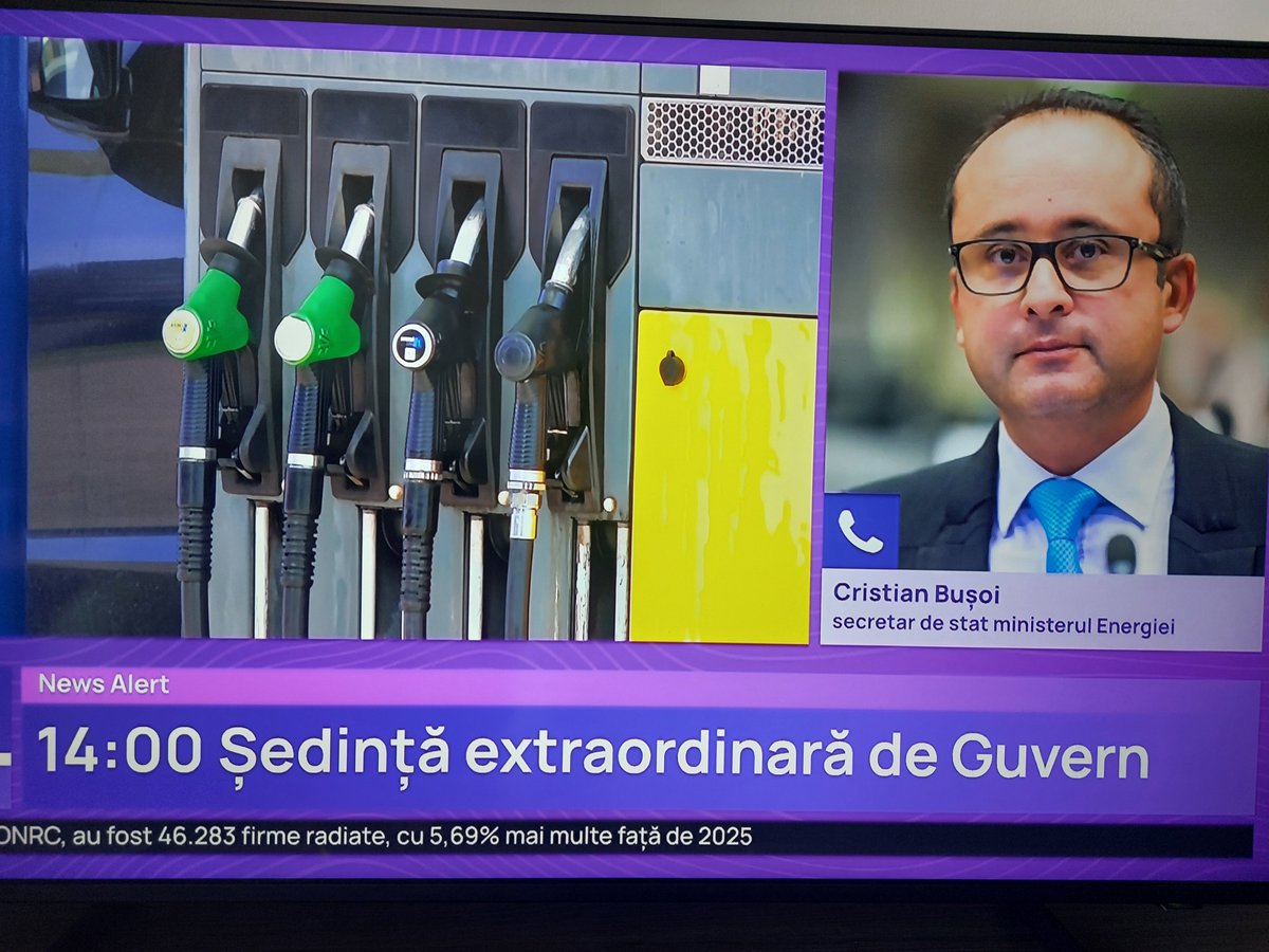 adrianavbalint's tweet photo. Doamne ferește! Voi știți cine gestionează criza combustibililor în România? Bușoa, mă! Incredibil!

Nulitatea aia de Cristian Bușoi, penibilul ăla absolut, incapabilul etern, e secretar de stat în ministerul energiei, e miezul guvernamental care gestionează el, imbecilul, reluarea aprovizionării cu motorină din Kazahstan. 

‼️‼️‼️Ca să fie clar pentru toată lumea: Kazahstanul nu ne mai trimite combustibil pentru că le bombardează navele nenorociții de ucraineni, pe care îi țin in brațe guvernantii noștri pe arme și bani luati cu japca de la gura românilor! 

Bușoa, imbecilule! Rezolvati, trădătorilor, problema cu racheții din Ucraina, nu le mai dați nimic, si se va rezolva si problema combustibilului din Kazahstan. Atât e de simplu, imbecilule!

Pentru cine vrea să afle mai multe despre imbecilul Bușoa, i-am făcut un scurt rezumat al activității profesionale, în 2019, acum 7 ani. Între timp, a fost cu Eva Kallas, condamnată pentru  trafic de influență, participare la o organizație criminală si spălare de bani, în Qatar, la locul faptelor incriminate deci a participat și musiu Bușoa la acele infracțiuni pentru care a fost condamnata Eva Kallas, dar în loc să înfunde pușcăria, Bușoa ne înfundă pe noi toți, ținut în brațe de securiștii care ni l-au servit de competent.

"Pentru mine, omul ăsta e un adevărat geniu, chiar dacă fața nu-l ajută, ba din contră. A ajuns deputat în Parlamentul României imediat după ce a absolvit Facultatea de Medicină, unde a învățat 6 ani nu ca sa se facă medic, ca toți "fraierii", ci pentru a se înscrie imediat la Colegiul Național de Apărare și să scoată teza "Reforma serviciului militar în România", în paralel cu activitatea de deputat. Că asta fac medicii, îi doare de serviciul militar, nu de sănătatea pacienților. Și de la intrarea în Parlament, în 2004, a rămas acolo, cu o pauză când a trecut și pe la șefia Casei de Asigurări de sănătate, de altfel singura legătură cu medicina. În timpul ăsta a mai făcut și Facultatea de drept, și-a dat și un doctorat, a mai făcut niște cursuri pe la Institutul Diplomatic Român și în timpul liber, atât cât a mai avut, a făcut avere. Băi, nene, eu mă simt proastă când citesc CV-ul și declarația de avere ale ăstuia. Când a avut, nene, timp sa mănânce, sa doarmă, să se insoare, să mai vină și la televizor?

Averea lui este așa:

-terenuri de toate felurile, apartamente, două în București, unul la Bruxelles, o casă de 920 mp prin Severin, bijuterii si ceasuri de 61.000 de euro, 37 de conturi prin bănci(37, DOAR atât!) in care are110.000 dolari, 1,2 milioane euro şi 1,5 milioane de lei. Plus acțiuni la fondul Proprietatea de vreo 2,8 milioane de euro. 

Acum e europarlamentar, că de-aia ne-am bătut să apucăm să votăm la europarlamentare. Să reprezinte România în PE o asemenea capacitate.

Cu siguranță, Brătienii, Ghica, Vernescu, Kogălniceanu și toți marii liberali ai României ar fi mândri de urmașii lor. Cât au fost ei de deștepți, bogați și celebri, nu au reușit sa ajungă la asemenea performanțe, pentru că liberalul Cristian Bușoi e un geniu, i se citește IQ-ul peste 160 pe figură."