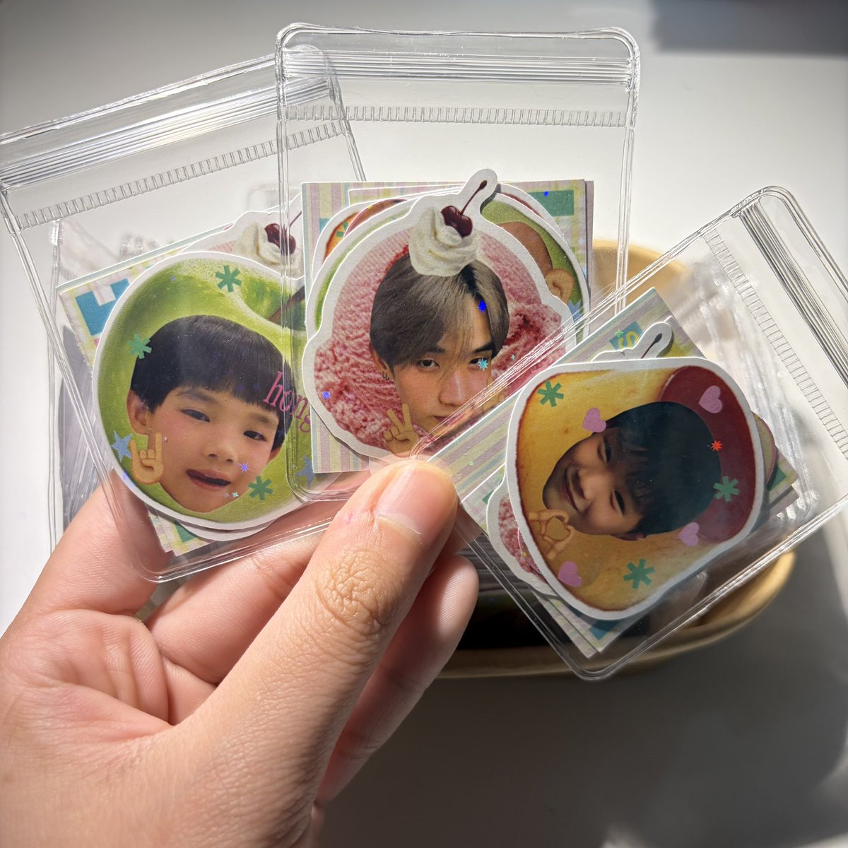 twnfeb's tweet photo. เคลือบวิ้ง กันน้ำ พร้อมส่งเลยค่า เร่เข้ามา 🥺 เผลอสั่งมาเยอะเกิน มาช่วยใช้หน่อยค่า😭😭 #ตลาดนัดlykn #hongshihoshi https://t.co/OuSs4ywRwT