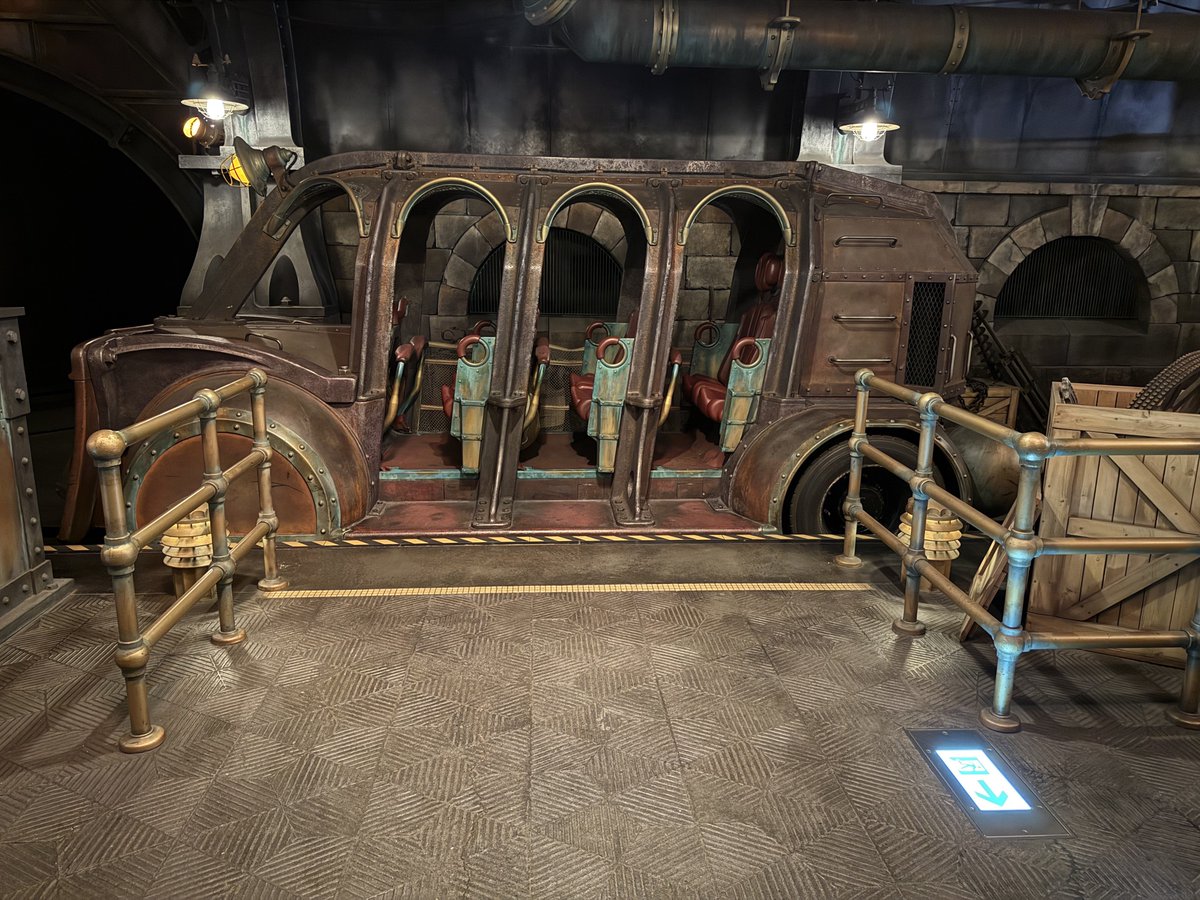 JOR_323's tweet photo. 地底走行車　顔　301 https://t.co/LwHlH9XbV8