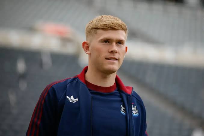 UtdForever7's tweet photo. 🚨🎙️ @alex_crook on Lewis Hall:

“I was told, even before England named their World Cup squad, that Lewis Hall would be OPEN to a move to Manchester United. Now that Eddie Howe has left Newcastle, I think that probably makes the transfer more likely rather than less likely. 

I know Eddie would certainly have wanted to keep him. But this is the whole issue around Newcastle at the moment. You go back to last summer, it started with Alexander Isak. Now they’ve sold Gordon and Tonali, they’re going to sell Bruno Guimarães, and they may well sell Lewis Hall. 

I think Eddie Howe just felt the replacements coming in weren’t of the same calibre to mount any kind of European challenge next season, so he decided it was time to call it a day. I’d be worried if I was a Newcastle fan.”

#MUFC [@talkSPORT]