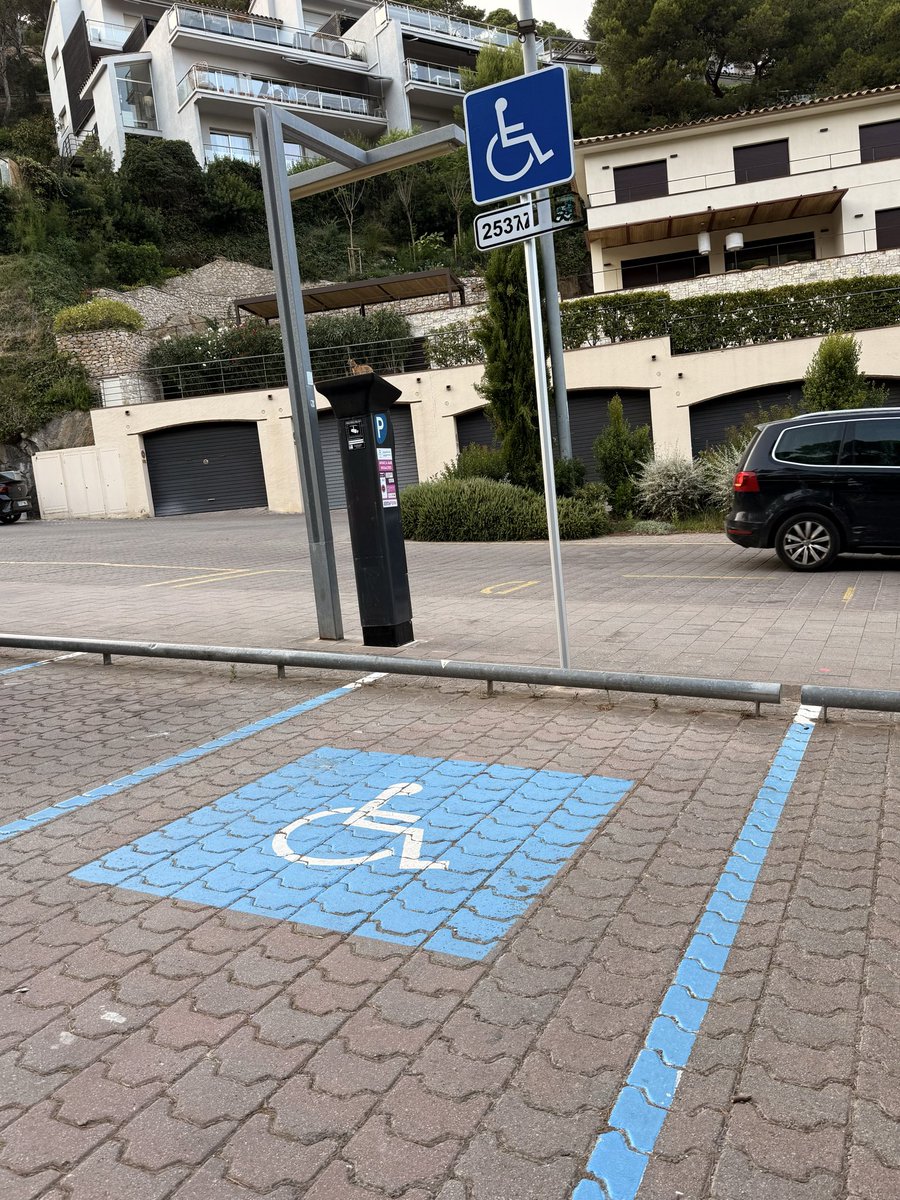 TAFANER6's tweet photo. Quina vergonya la passivitat al pàrquing de Sa Tuna @ajbegur Una conductora amb plaça PMR reservada demostra una falta total d'empatia i un egoisme pur: aparca a les comunes deixant la seva lliure un dia sí i l'altre també. La Policia Local ho veu i no fa res davant aquest abús. https://t.co/xZjTdWKou5