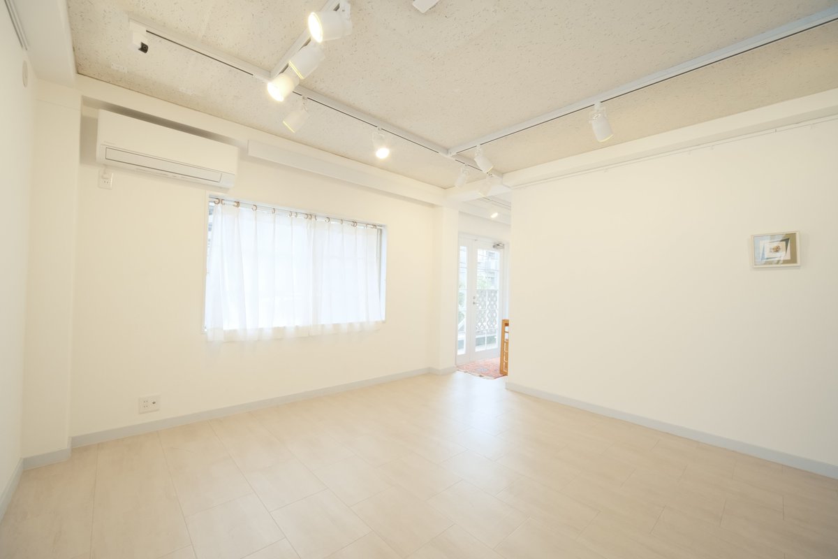 gallerynat1984's tweet photo. なぜ、わざわざ「ギャラリー」で展示するのか？

答えは「光」です。

部屋で見る作品と、ギャラリーの光の下で見る作品は、別物のように表情を変えます。自分の作品の本当の力に、きっと驚くはず。

作品を輝かせたい方は、ぜひ見学へ。

DMお待ちしています！！ https://t.co/Lzlpmst0gQ