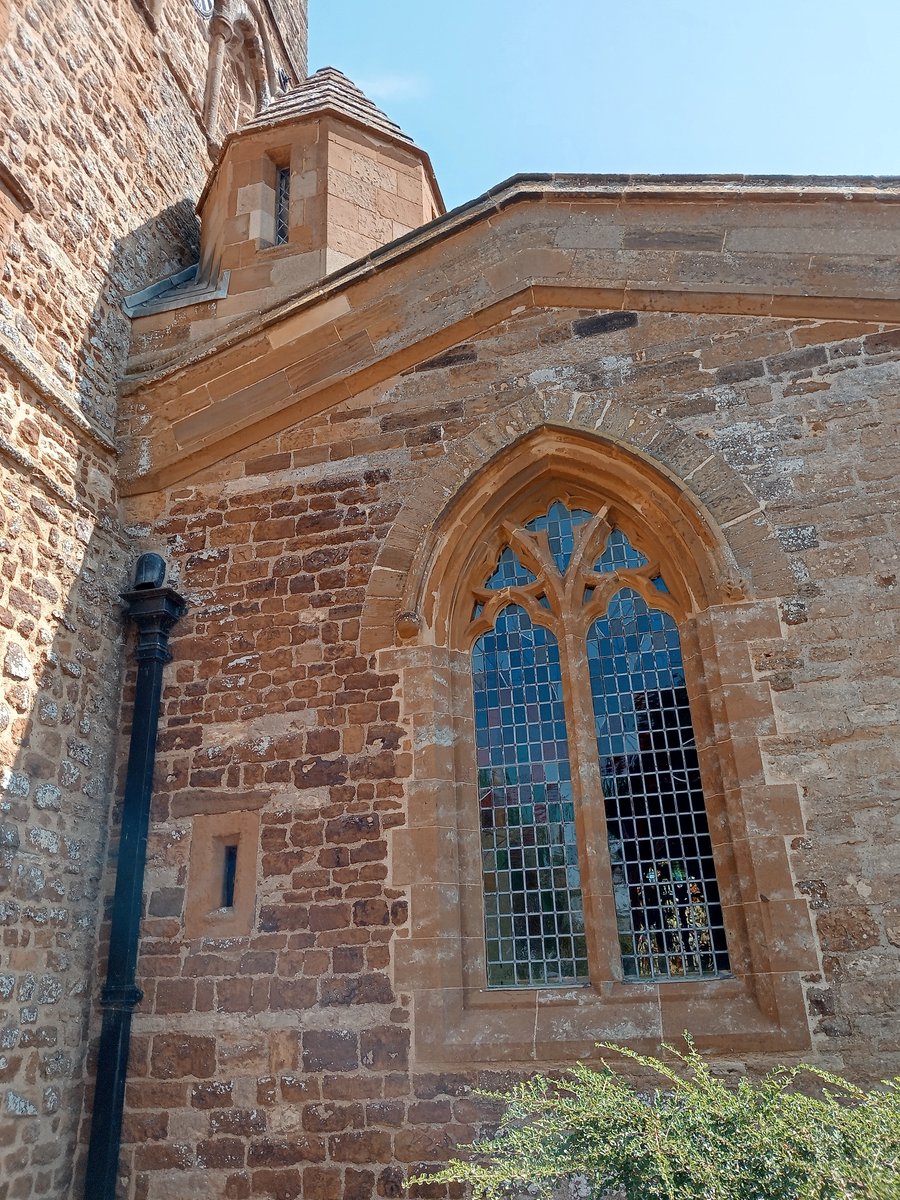 phil0073's tweet photo. Western face of the staircase turret & western window of the southern aisle of #StMaryTheVirginLittleHoughton , #Northamptonshire . Open daily.#PhilOnaBike #WeekendWindows #WindowsOnWednesday #SteepleSaturday #TinyWindowTuesday https://t.co/FB53THphEB