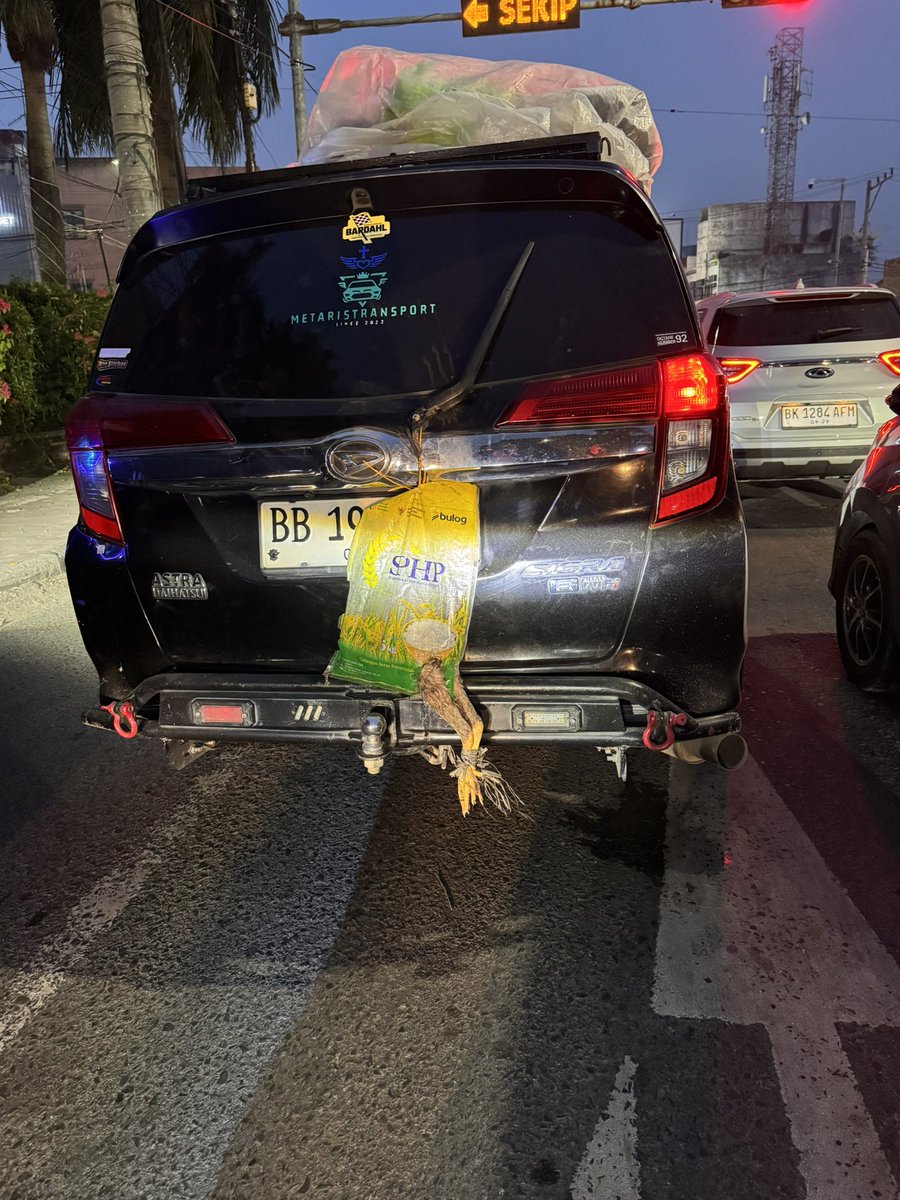 flyupiiw's tweet photo. Kasian banget ayam nya diculik terus disekepp😭🤣🤣 https://t.co/t5OQ1fabk6