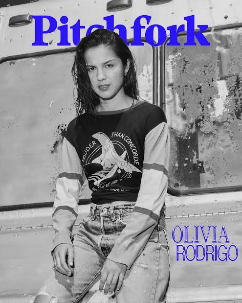 dioxsaint's tweet photo. TERCEIRA vez que a @pitchfork enfia a olivia rodrigo em reviews de artistas femininas para insinuar que copiaram ela. já ficou e$cancarado

o irônico é que a única que teve que dar créditos pra outro artista por causa de acusações de plágio foi justamente a olivia rs https://t.co/4lZ9fNmfq9