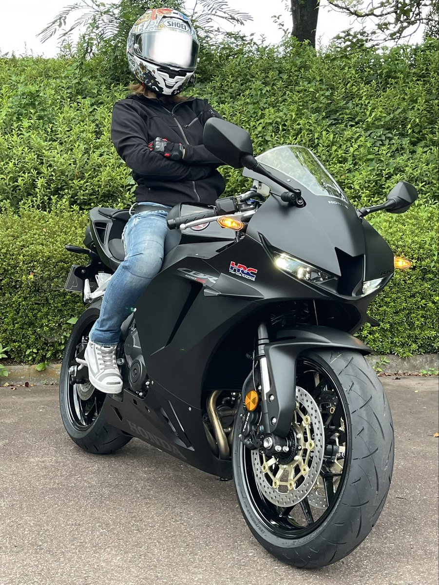 walnut_ojirider's tweet photo. いぇーい🎉嫁ちゃん納車🏍納ヘル🥳
格好だけは良いのだけど走りは不安いっぱいです…
で…帰路30分で両ふくらはぎ低温やけどらしき痕が！
とりあえず様子見です😂 https://t.co/yu423oCBDq