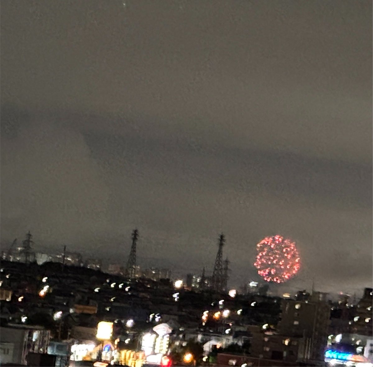 jun_ya50's tweet photo. 豊平で花火大会。
遠いけどなんとかベランダから見えたよ🎇
#花火
#豊平 https://t.co/b2mElvtteC