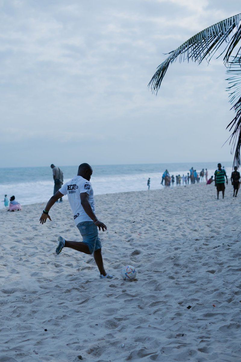 MemesDaHorj9vx's tweet photo. Na areia, no campo ou na vida, quem joga com paixão nunca perde. ⚽🌊🇧🇷 #Futebol #BeachSoccer #PaixaoPeloFutebol #Esporte #FutebolBrasil https://t.co/qtywmrT975