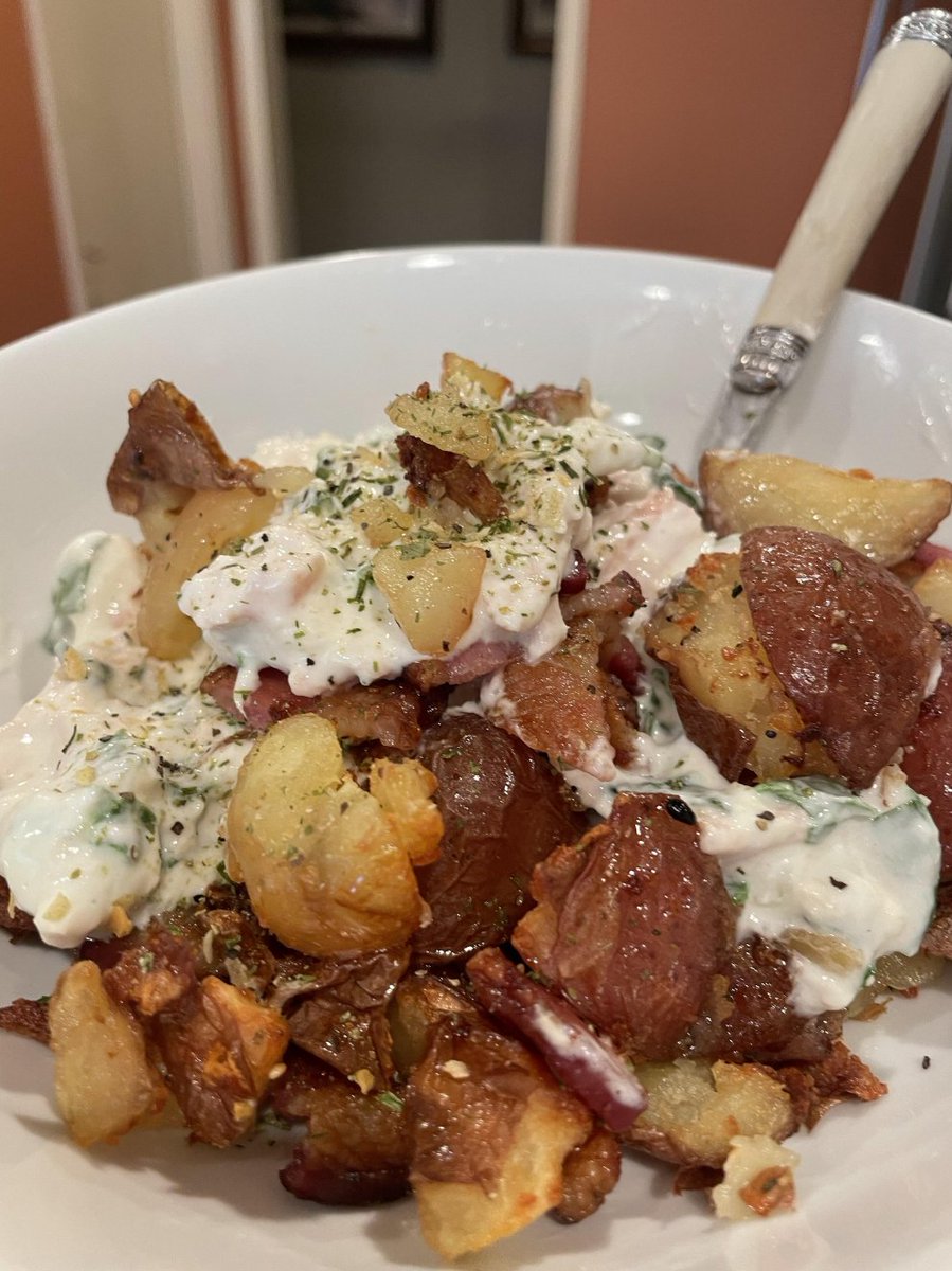 SilentHaltca0's tweet photo. Potatoes roasted crisp with skin on, edges crinkled, crunchy outside and fluffy inside, that natural sweetness in every bite. Tossed with crispy bacon and spinach, drizzled with creamy yogurt dressing, tangy and rich, every bite lands just right 🥔🥓 https://t.co/ghImQygyXk