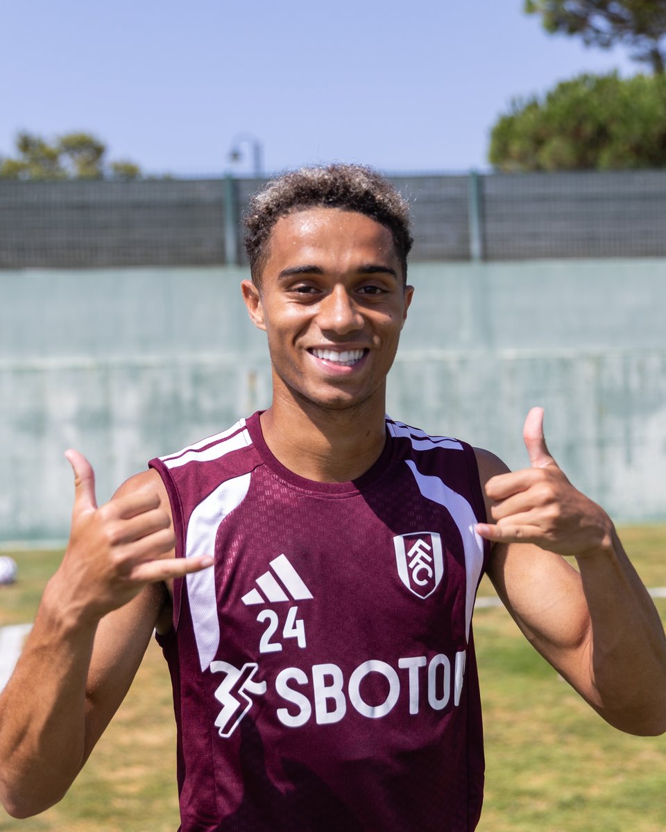 FulhamFC's tweet photo. 👑🤙 https://t.co/ZKCf0jayTG