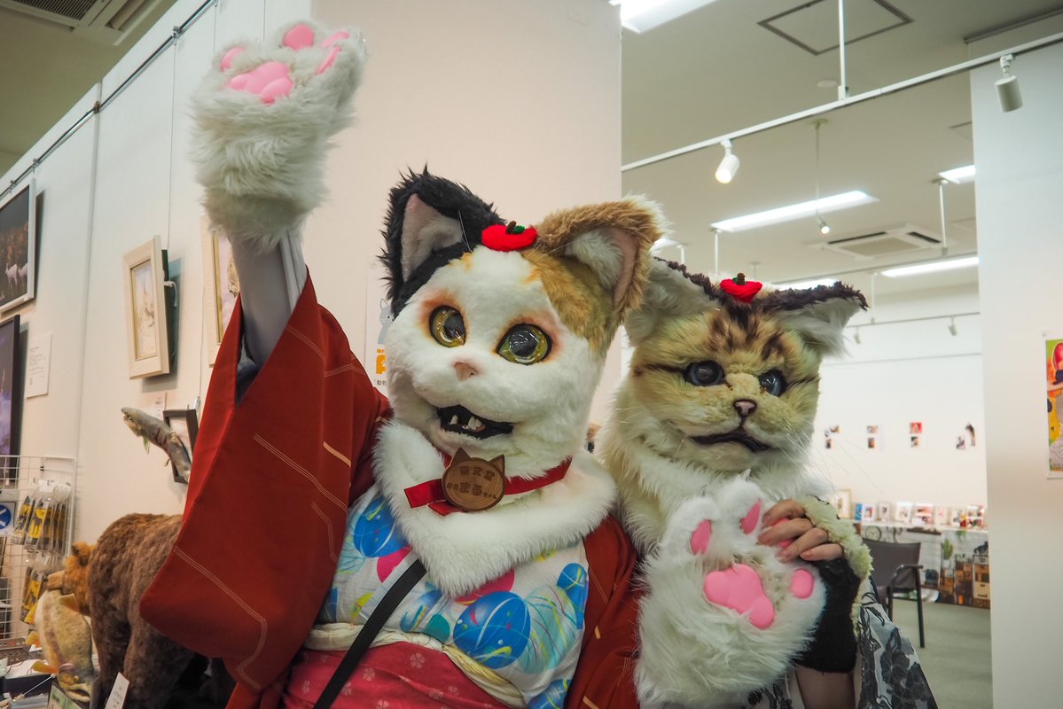 sa_hanabi's tweet photo. 大通美術館で開催中の 
#ANIMART 見てきました～。
麿さん(@n_maro )、まるちゃん(@nekomatado3 )在廊中だったので1枚…(*ΦωΦ)
(掲載確認済み)

8月2日(日)17時まで開催です！ https://t.co/Gev4w3KkON