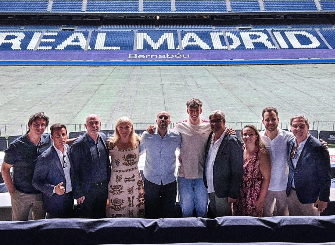 theMadridZone's tweet photo. Carlos Espí with his family at the Bernabéu 🤍 https://t.co/9HIzPynoyN