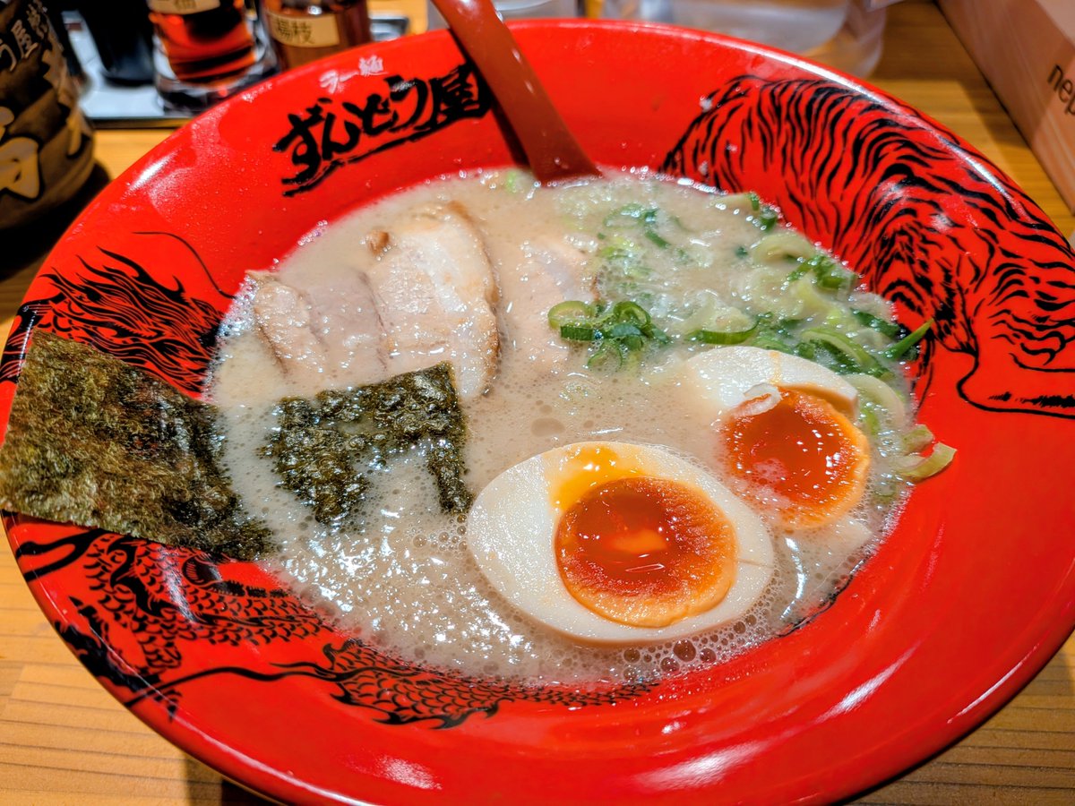 Pain_poke49's tweet photo. ずんどう屋オープン2日目行ってきました🍜
2人で約30分待ちました笑
濃厚豚骨に背脂カスタムなんだけど、味は天下一品のこってりに近かったです🤔
麺は細とちぢれ選べるけど個人的にちぢれかな
チャーシュー丼とにんにくチャーハンは文句無しに美味かったです✨️
客入りが落ち着いたらまた来たい味でした