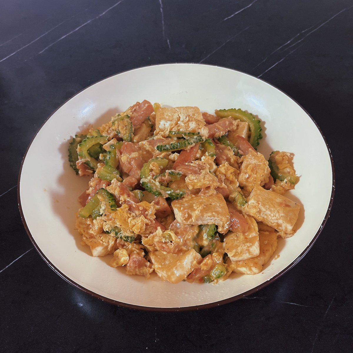 tinolwen's tweet photo. 完成🤤
お肉は豚肉よりランチョンミート使った方が美味しいです、ゴーヤの��味が苦手な方は真ん中の種の部分を白いのがなくなるまで削ると苦味がかなり抑えられます😊
 #ゴーヤチャンプルー https://t.co/RufDhATDFB