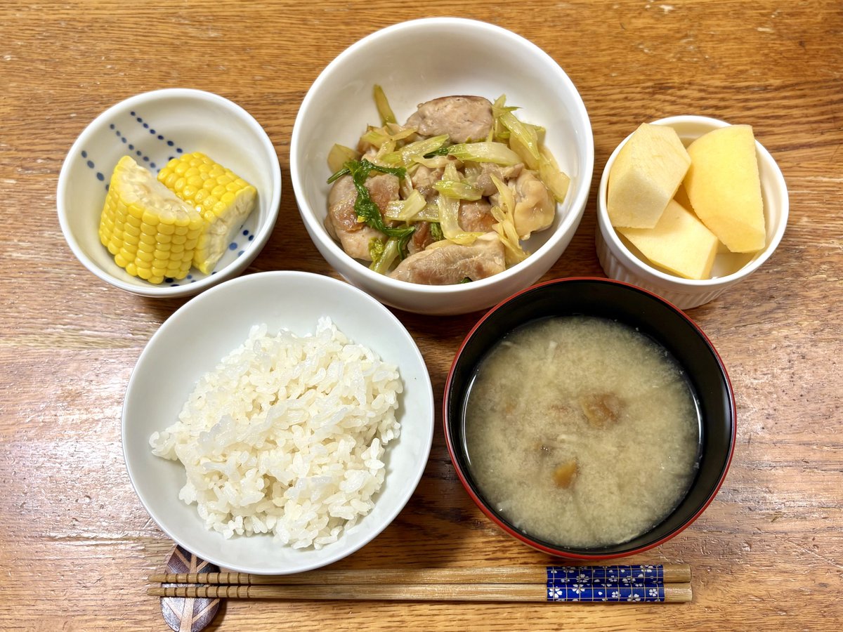 hirobirohirota's tweet photo. 晩ご飯：鶏肉とセロリの炒め物、とうもろこし https://t.co/zAY5hv9hLm