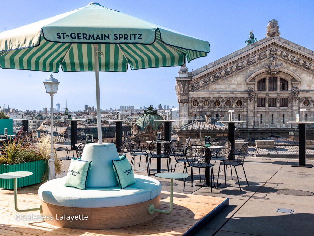 ExploreFranceJP's tweet photo. 🍹🇫🇷夏のパリで、絶景アペロを。

https://t.co/ArptCHOz3b

ギャラリー・ラファイエット・パリ・オスマン店のルーフトップには、夏限定バー「La Douce Heure」が登場。

エッフェル塔やオペラ・ガルニエを眺めながら味わう「St-Germain Spritz」は、この季節ならではの楽しみです✨

夏だけの特別な景色とともに、パリのアペロ文化を体験してみませんか？

#ExploreFrance @Galeries_Laf