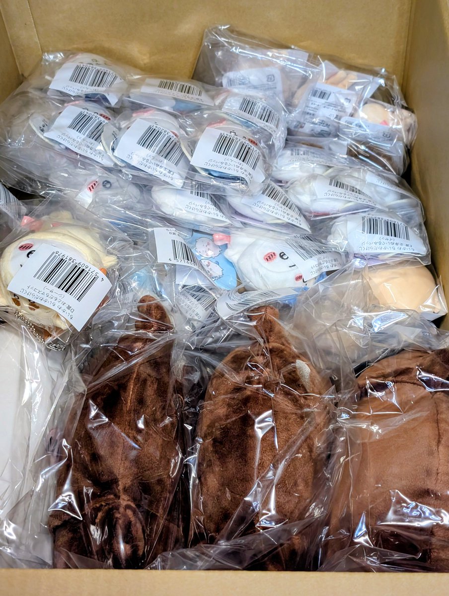 toysa2's tweet photo. 2月にあったちいかわだらけくじが届いたよ〜

むっちり😆
みっちり😅
たぬきだもんと比較するとお腹の辺りが少しスマートに♪

しかしこんなにあってどうすんの？💦
#ちいかわグッズ https://t.co/f6JUN6QKwj