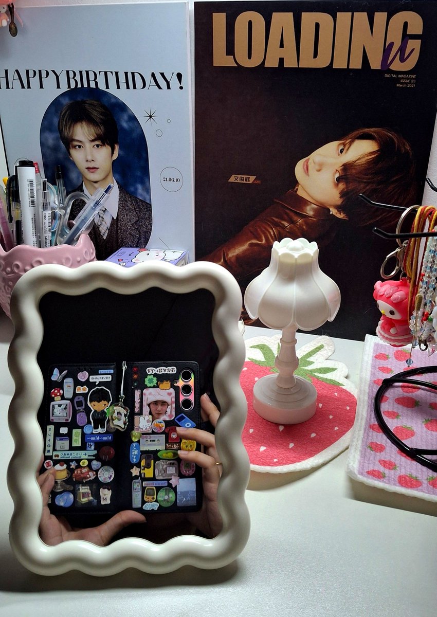 _aizyvs's tweet photo. — added a little personality on my flip phone case
⋆˚꩜｡💭 https://t.co/9ZLMNJawne