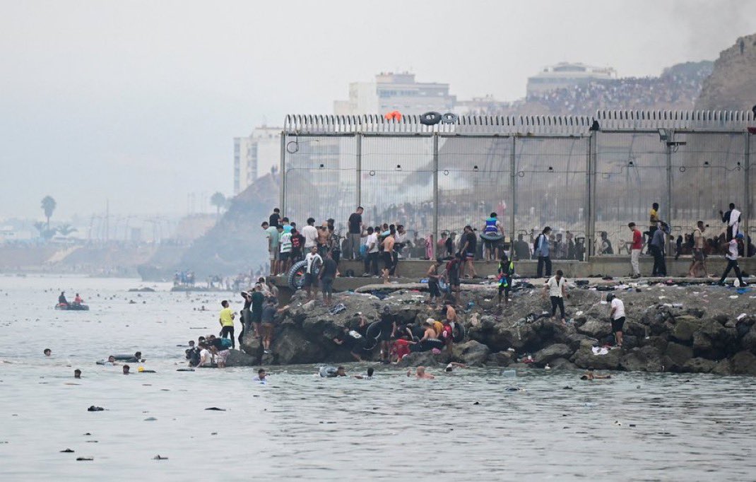 carlescampuzano's tweet photo. 🔴 Ceuta: una tragedia humana que no es pot normalitzar
Aquests dies milers de persones han entrat  a Ceuta des del Marroc, nadant i  en condicions extremadament perilloses. Hi ha morts, ferits i una ciutat desbordada. Això no és una “invasió”: són vides humanes posades en risc.
El Marroc té una responsabilitat directa. Quan es produeixen arribades massives i descontrolades d’aquesta magnitud, cal preguntar-se per què no es controla adequadament la frontera i per què es permeten situacions que posen en perill tant les persones que creuen com la població local. Instrumentalitzar la migració o mirar cap a un altre costat no és acceptable.
La resposta no pot ser només més tanques. Calen vies legals i segures de migració, una gestió ordenada de les fronteres i el respecte absolut als drets humans. Les travessies mortals no s’aturaran només amb repressió: s’aturaran quan existeixin alternatives reals i quan els Estats assumeixin les seves obligacions.
Protegir fronteres i protegir vides no són objectius contradictoris.
#Ceuta #DretsHumans #ViesSegures