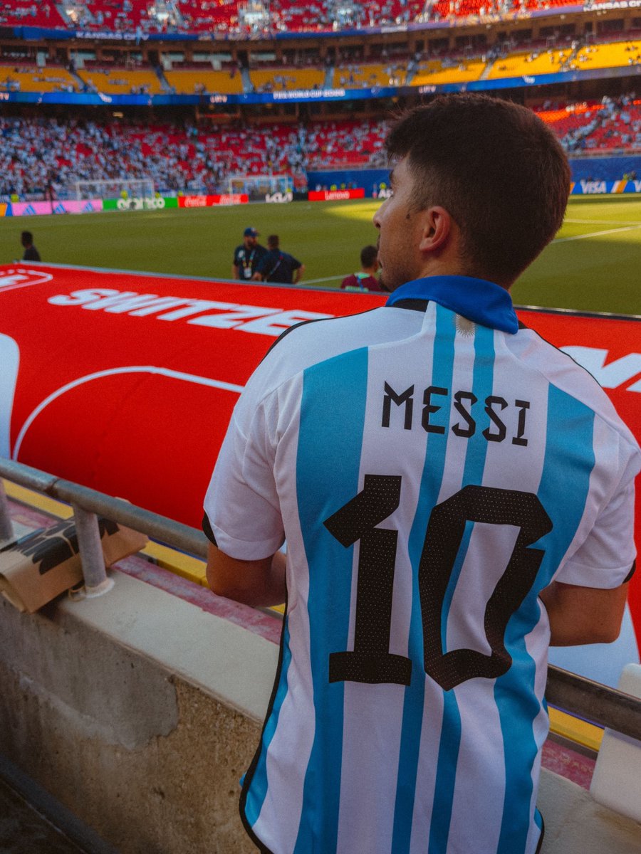 MemesDaHorj9vx's tweet photo. Vivendo a emoção do futebol de perto e celebrando a magia dos grandes craques. O espetáculo começa antes mesmo do apito inicial! ⚽🏟️🔥 #Futebol #Messi #FutebolMundial #Esporte #PaixaoPeloFutebol https://t.co/M41sZmSguy
