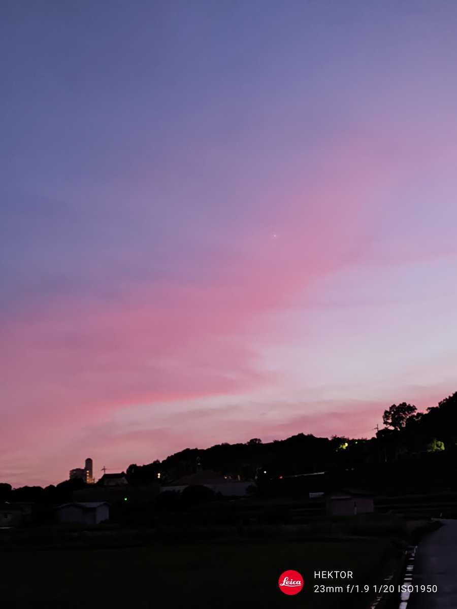 stonekenji's tweet photo. 今日2026年7月31日午後7時34分、西の空です。
#夕暮れ雲 と #金星 です。
矢印ありとなしにしました。
矢印ありだと不粋かと。。。
金星の明るさは-4.3等です。
8月15日が東方最大離角で、明るさも-4.4等になります。
AQUOS R9通常モード、手持ちで撮影
#星空情報 
#那須香大阪天文台 https://t.co/BwN0GEjMiR